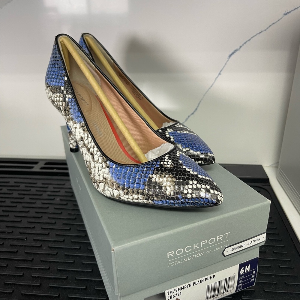 ROCKPORT 75mm Total Motion Women’s Pump Sz 6M CH6723 Blue Black Grey Snake - Picture 3 of 11
